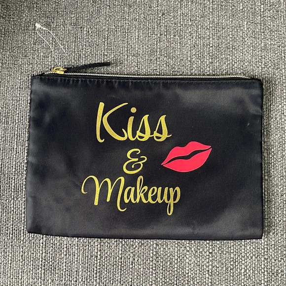Kiss & Makeup 💋 Cosmetics Bag - Picture 7 of 8